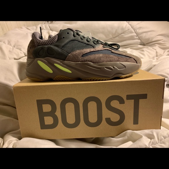 Yeezy 700 Muave - Picture 3 of 3